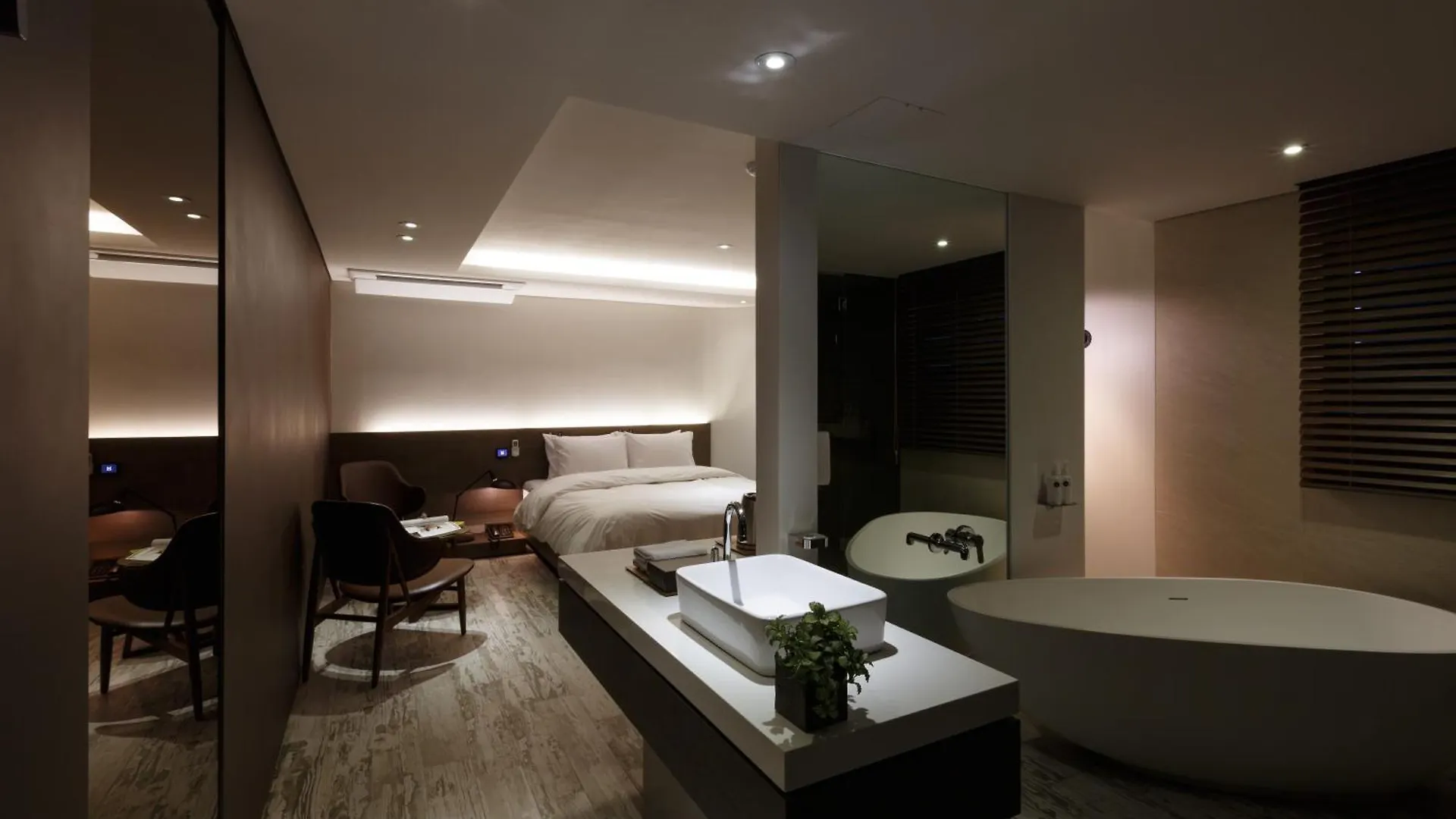 H Hotel Seoul 2*,